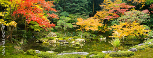 Japanischer Landschaftsgarten im Herbst photo