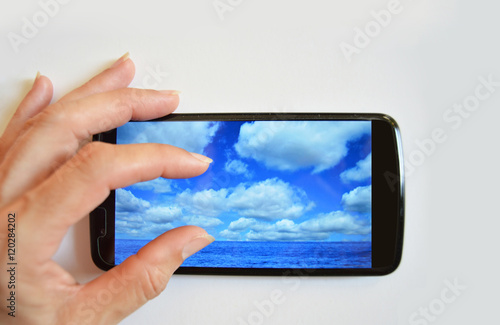 Smartphone, aumentando imagen, fotografía, foto, teléfono móvil, mano de mujer, fondo blanco, dedos de la mano
