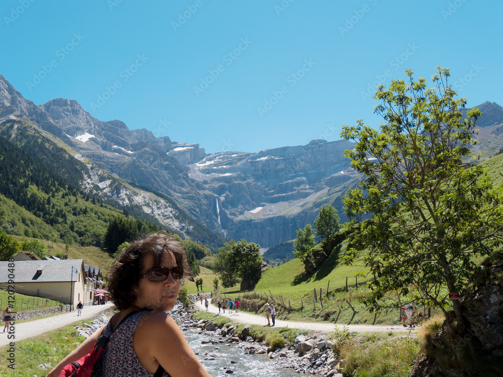 Naklejka premium woman hiker and cirque de Gavarnie