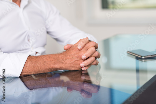 Wallpaper Mural Mani di manager in movimento durante una colloquio Torontodigital.ca