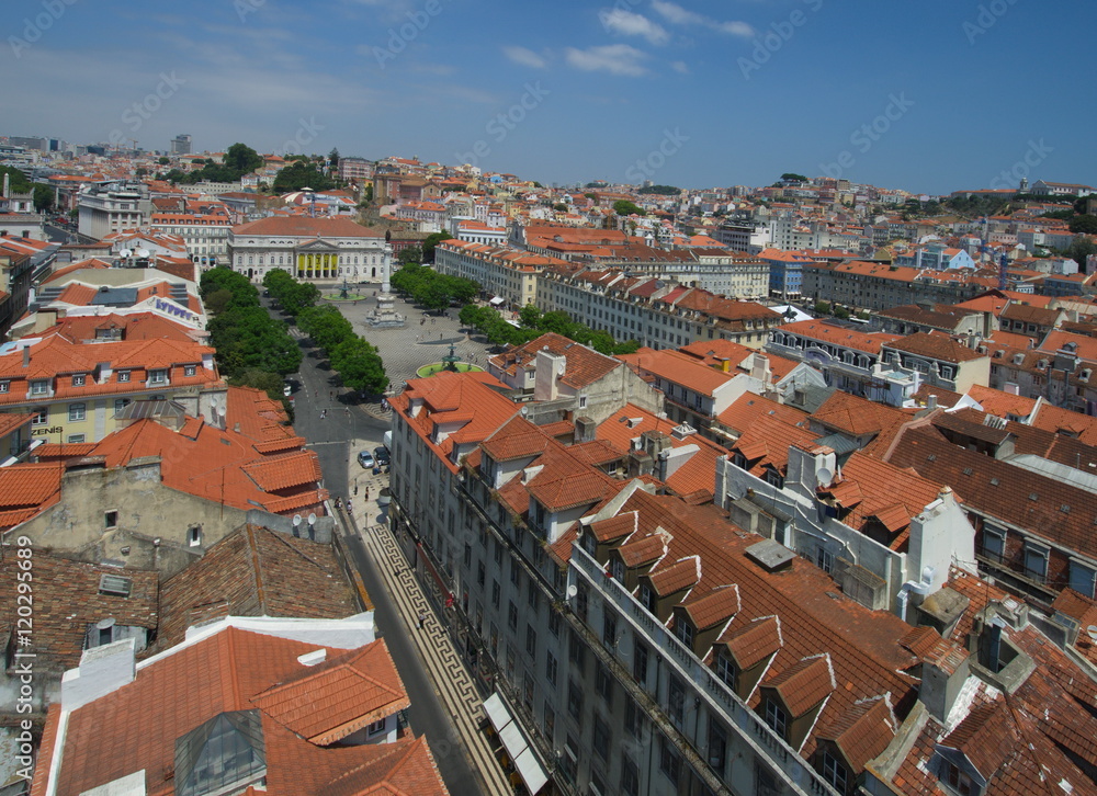 Blick von einer Aufzugsplattform auf die Rua Aurea und den Placa Dom Pedro IV (Rossio) in Lissabon