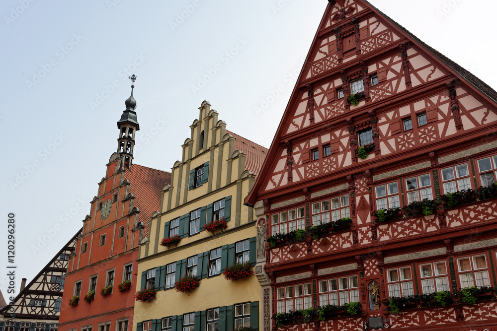 Fototapeta premium Tradycyjna architektura na starym mieście Dinkelsbuhl o zachodzie słońca. Jest to jedno z najlepiej zachowanych średniowiecznych miast w Europie, część słynnego Szlaku Romantycznego.