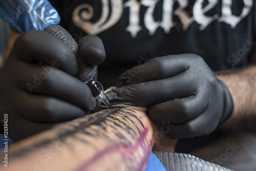 Bild auf Leinwand man getting tattooed
