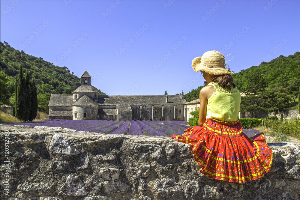 Fotografie jeune provençale et abbaye de Sénanque