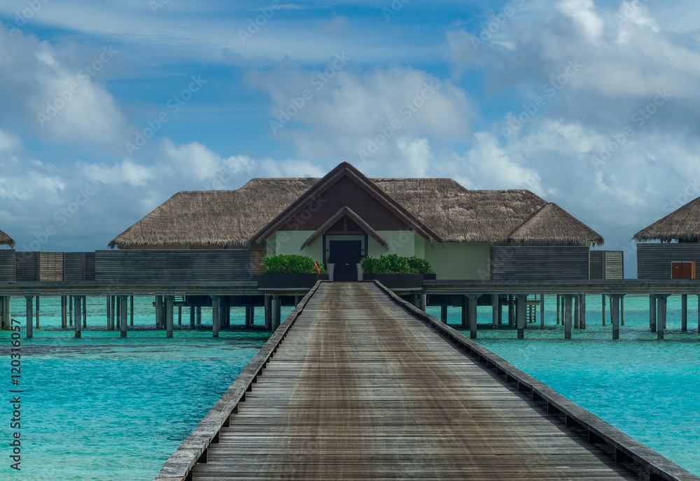 Vacaciones de luna de miel ,Overwaterbungalow en Islas Maldivas en pleno Océano ïndico