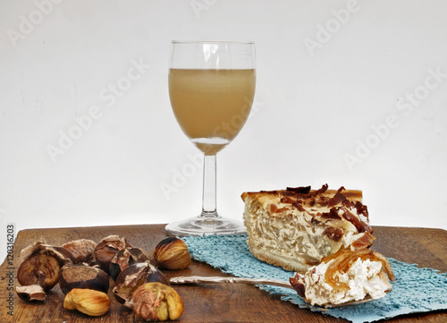 Neuer Wein Zwiebelkuchen und Kastanien photo