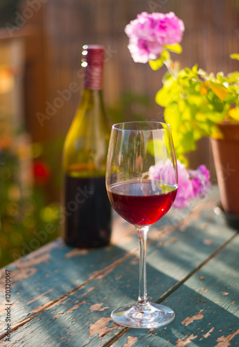 Weingenuss auf Terrasse, Herbstlicht