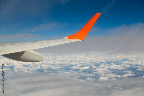 Самолет летит над облаками, вид из иллюминатора