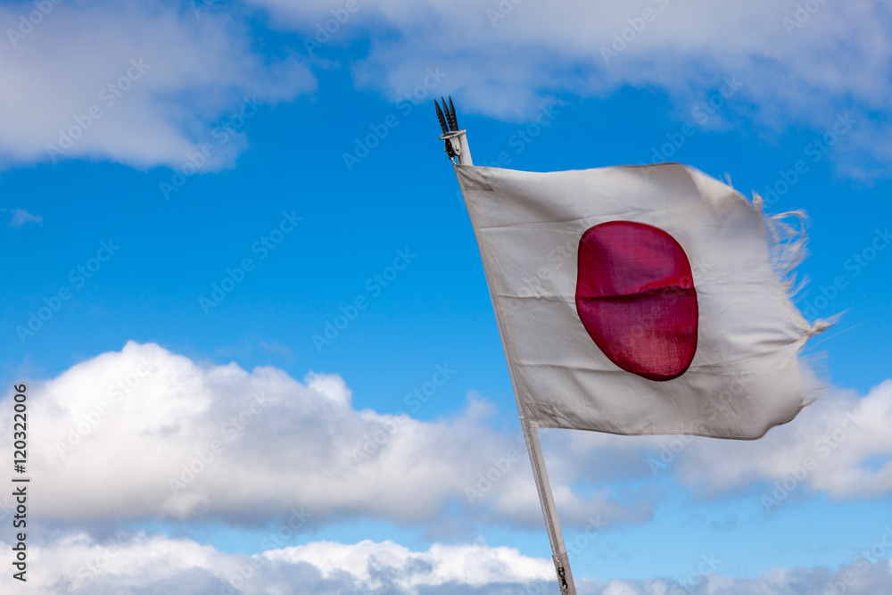 青空にはためく裾の破れた日本国旗 Stock 写真 Adobe Stock
