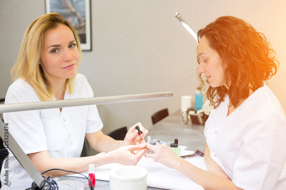 Obraz premium Young attractive beautician students practising during courses