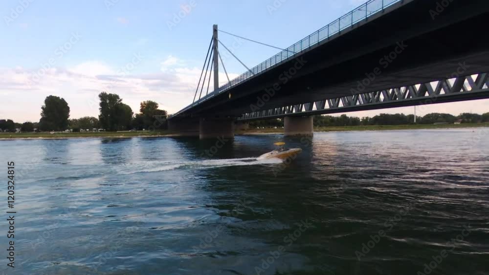 Bootsfahrt unter der Rheinbrücke Bootsfahrt unter der Rheinbrücke