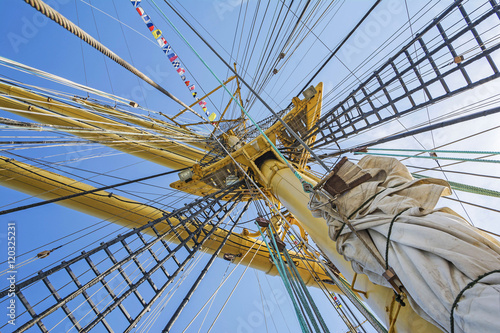 Foto Mast of tall ship in a sunny day