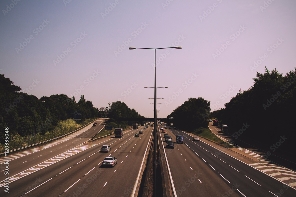 Fototapeta premium BEACONSFIELD, ENGLAND - JUNE 2016: Busy M40 motorway at the Beac