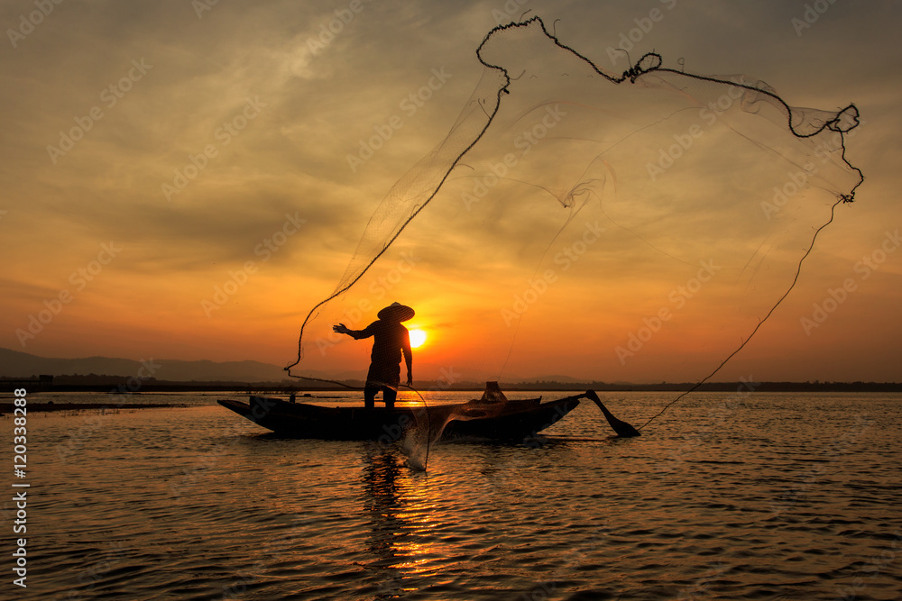 Silhouette of traditional fishermen throwing net fishing inle lake at sunrise time, Myanmar