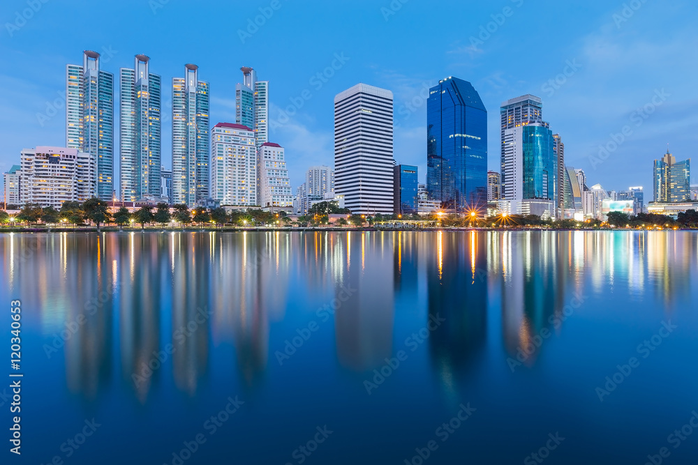 Obraz premium Twilight city office tower with full water reflections, Bangkok Thailand