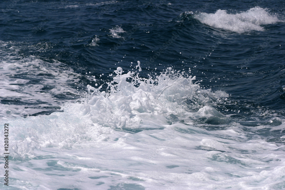 Wellen an der spanischen Mittelmeerküste