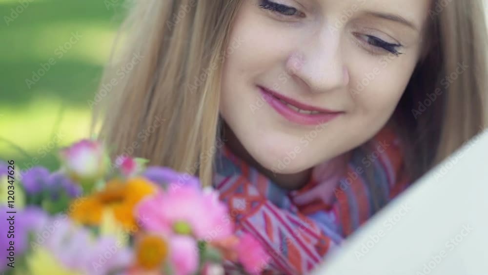 Happy, thoughtful girl holding bunch of colorful flowers and reading letter
Happy, thoughtful girl holding bunch of colorful flowers and reading letter