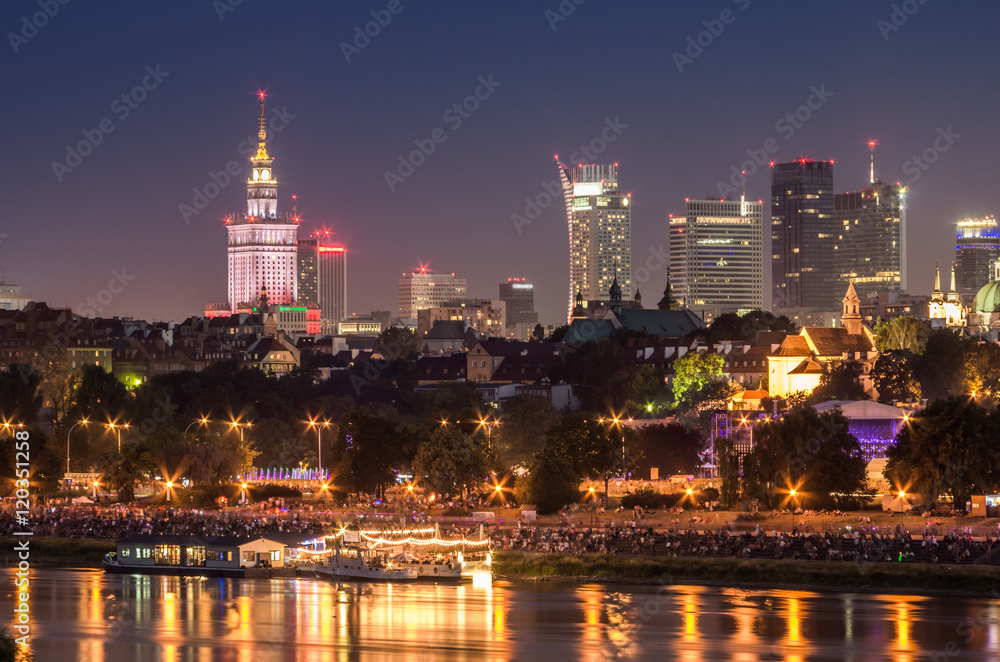 Fototapeta premium Nocny widok na panoramę Warszawy i centrum miasta