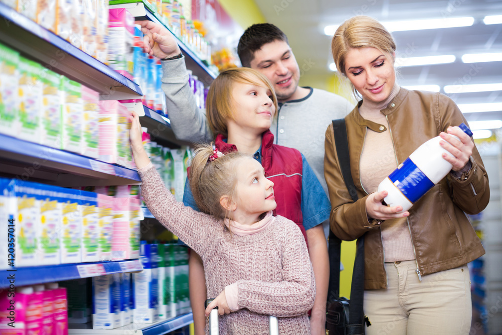 Positive family of four buying pasteurized milk