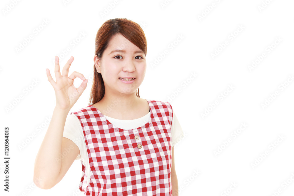 エプロンを着た笑顔の女性 エプロンを着た笑顔の女性