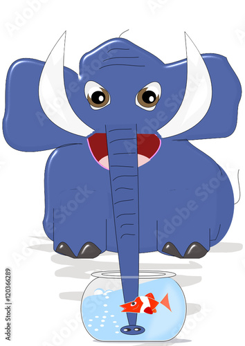 Elefante bebiendo con la trompa de una pecera con un pez dentro.