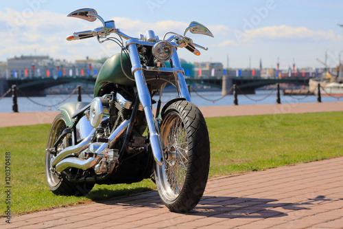 Мотоцикл стоит на набережной реки