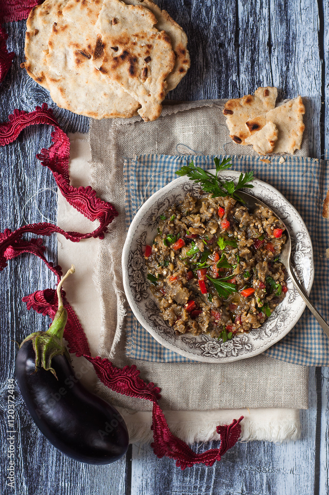 insalata di melanzane affumicate e peperone con pani non lievitati insalata di melanzane affumicate e peperone con pani non lievitati