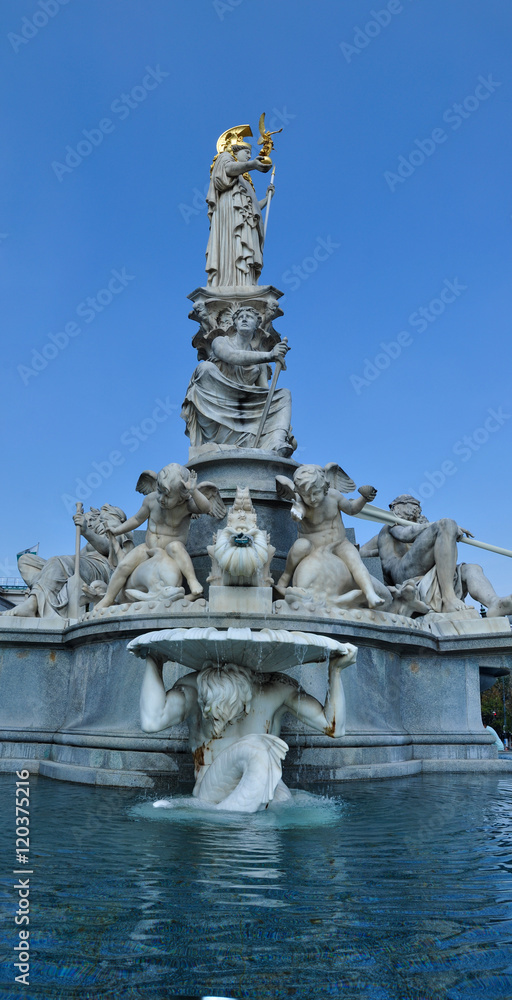 Fototapeta premium Pallas Athene Brunnen vorm Parlament in Wien