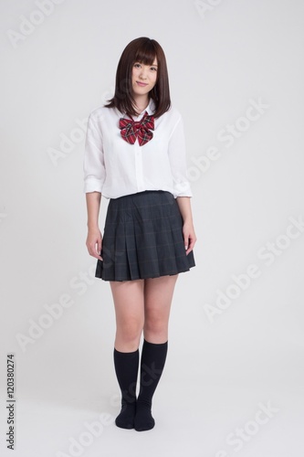 女子高校の制服を、女性モデルが来ています。モデルは成人です。写っている制服は、夏服です。