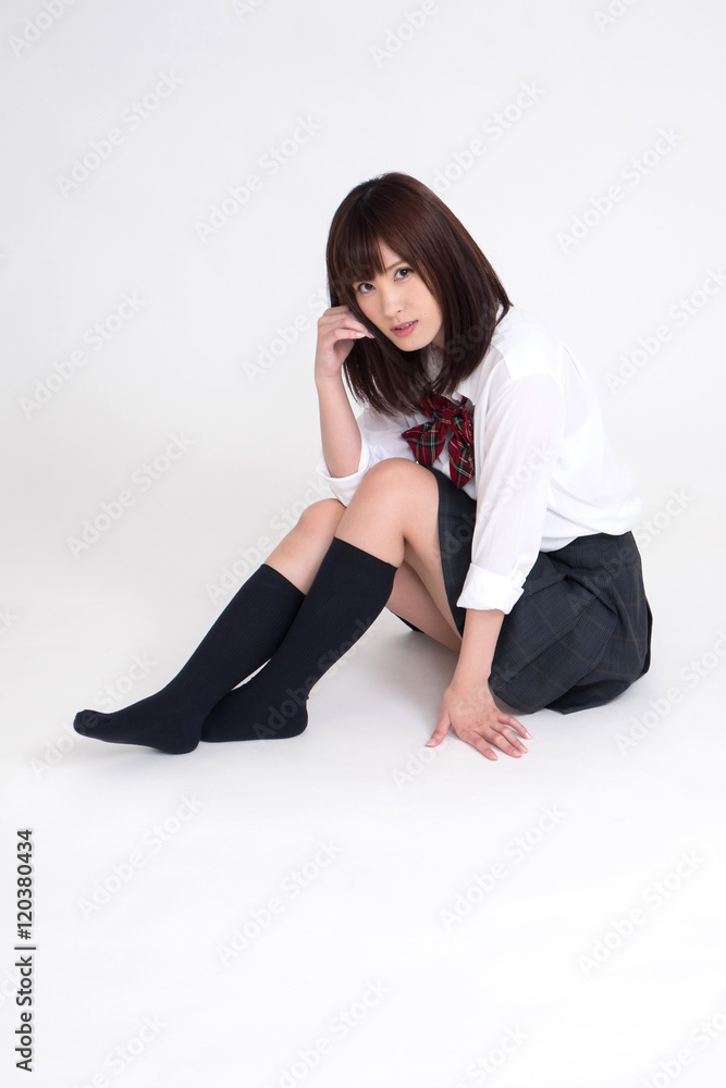 女子高校の制服を、女性モデルが来ています。モデルは成人です。写っている制服は、夏服です。 女子高校の制服を、女性モデルが来ています。モデルは成人です。写っている制服は、夏服です。