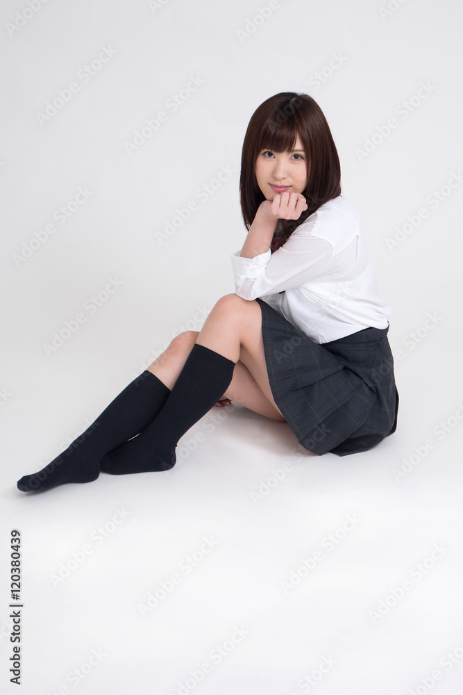 女子高校の制服を、女性モデルが来ています。モデルは成人です。写っている制服は、夏服です。 女子高校の制服を、女性モデルが来ています。モデルは成人です。写っている制服は、夏服です。