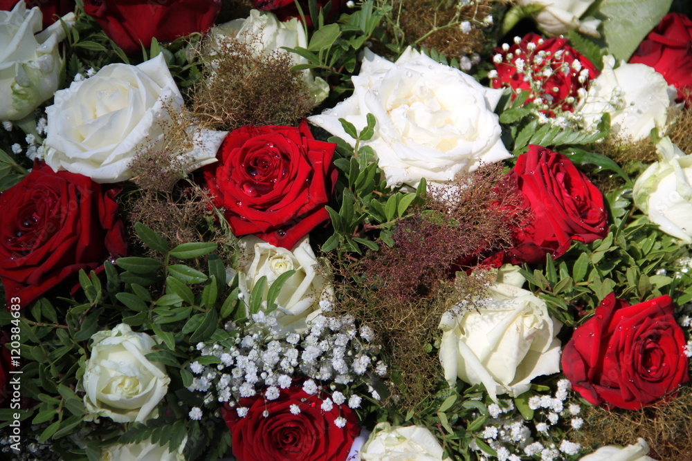 Blumen nach Beerdigung als Trauerkranz mit roten und weißen Rosen Stock  Photo | Adobe Stock