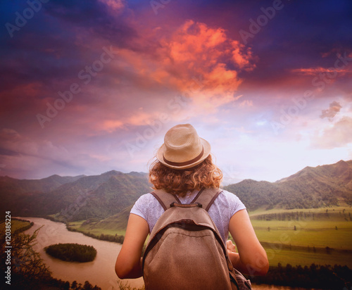 Принти на полотні Young woman traveler standing with her back against the backgrou