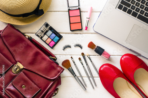 Foto Cosmetics and apparel for women on the white wooden floor