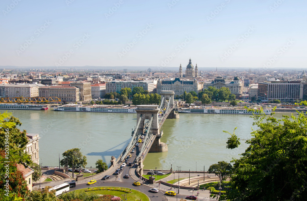 Obraz premium Szechenyi Bridge across the Danube in Budapest, Hungary, Europe
