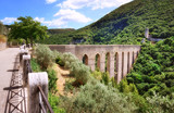 Spoleto, Umbria. Il Ponte delle Torri, il Fortilizio dei Mulini, Monteluco, e in primo piano un tratto di Via Gattaponi