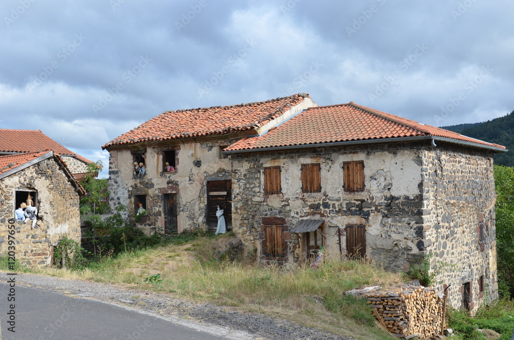 Fototapeta premium Alleyras maison avec poupée