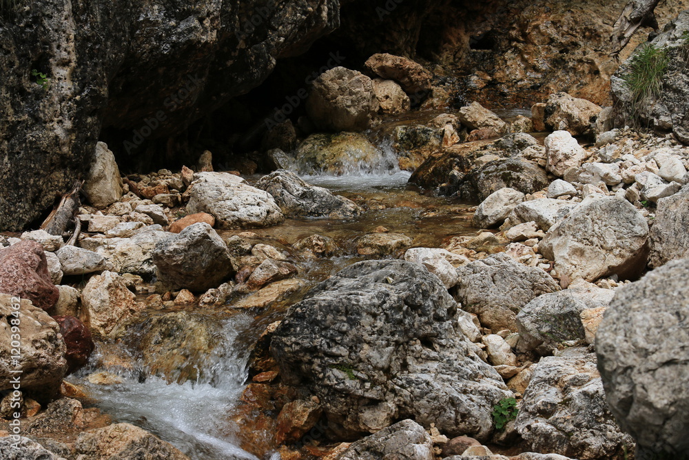 Gebirgsbach in den Dolomiten Gebirgsbach in den Dolomiten