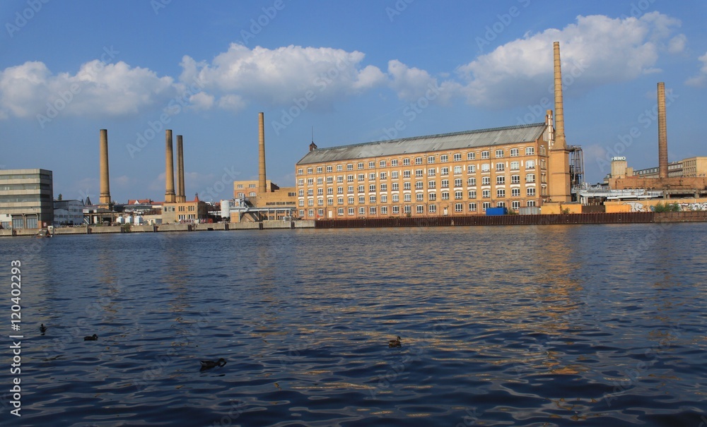 Industrielle Skyline / Blick über die Spree auf den einstigen Industriestandort Berlin-Oberschöneweide