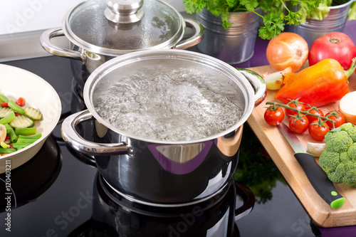 Tableau sur toile pan of boiling water