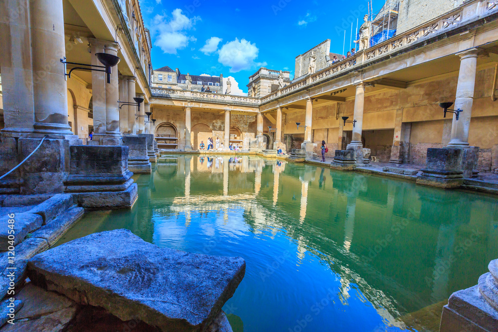 BATH, ENGLAND - JULY 8, 2014: inside of Roman Baths with unidentified people, which is a site of historical interest in the city of Bath. The house is a well-preserved Roman site for public bathing. - obrazy, fototapety, plakaty 