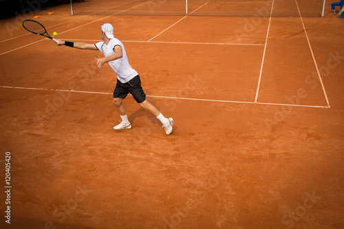 Zawodnik  na korcie tenisowym © duncaen
