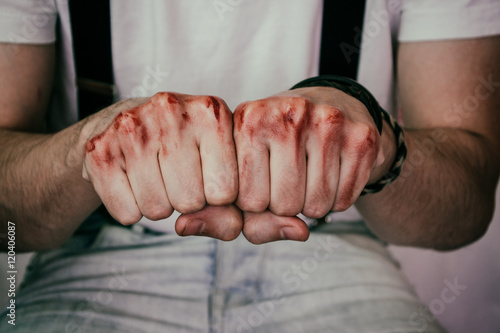 Puños de un hombre con sangre en los nudillos