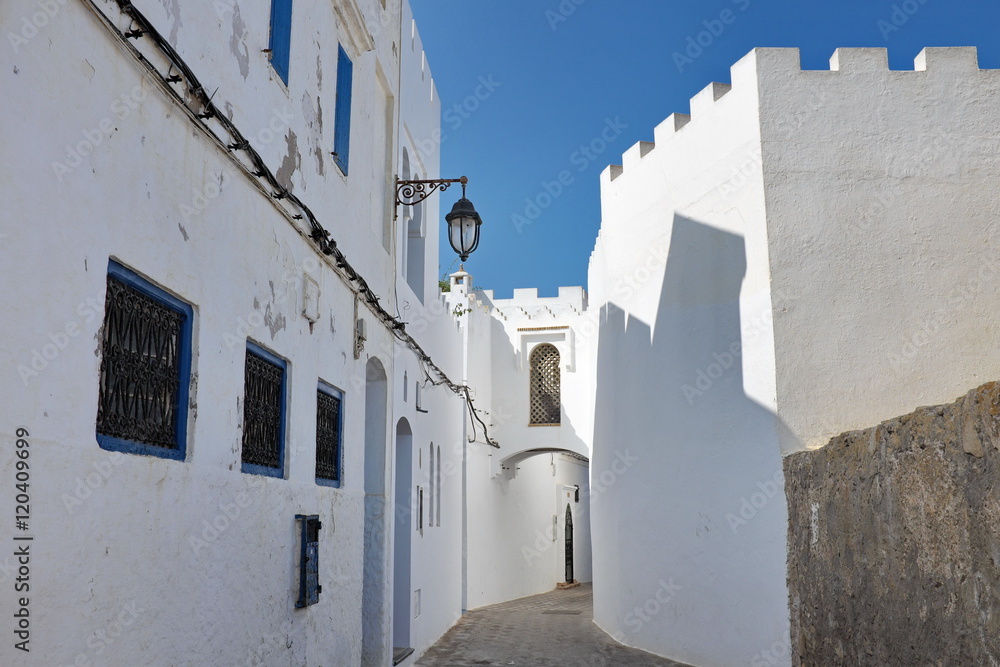 Fototapeta premium Ruelles blanches et bleues, Maroc