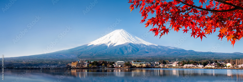Naklejka premium Góra Fuji panorama jesienią
