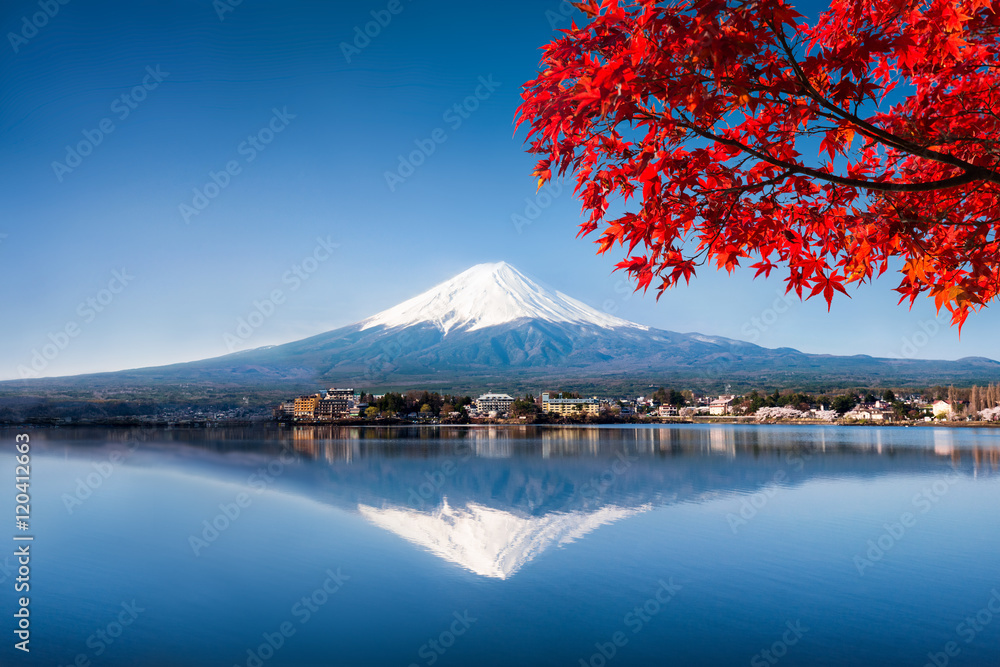 Mount Fuji und See Kawaguchiko im Herbst