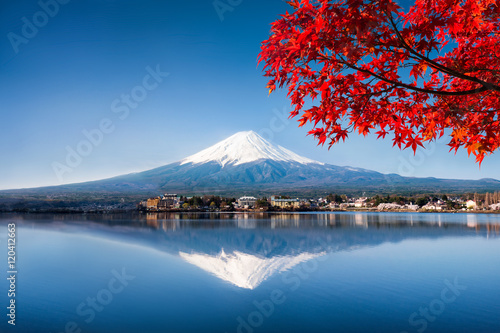 Mount Fuji und See Kawaguchiko im Herbst © eyetronic