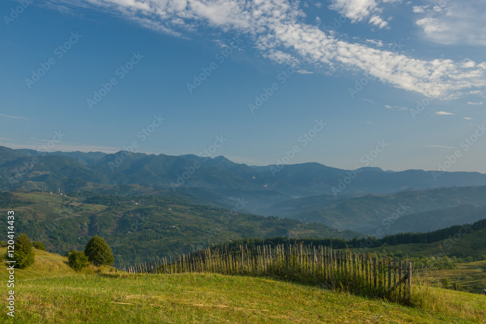 Obraz premium Dolina w rumuńskich górach, świt nad pastwiskiem