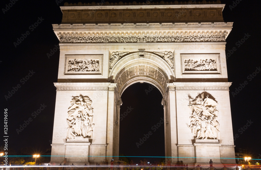 Fototapeta premium Famous Arc de Triomphe in Paris, France