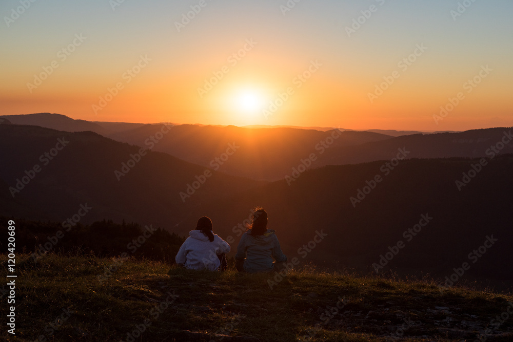 2 Personen schauen in den Sonnenuntergang, Meditation 2 Personen schauen in den Sonnenuntergang, Meditation